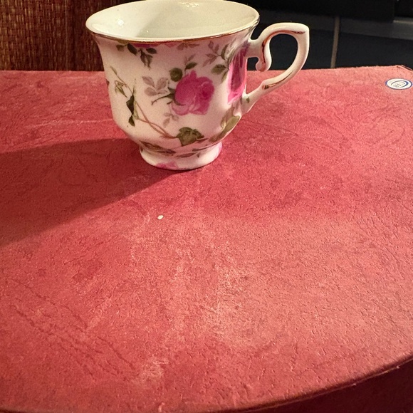 Tea cups and saucers set - Picture 2 of 8